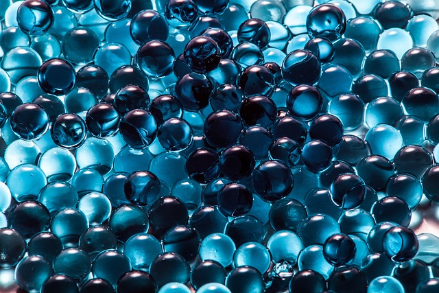 Jak správně používat modré kuličky v ​prášku na praní?