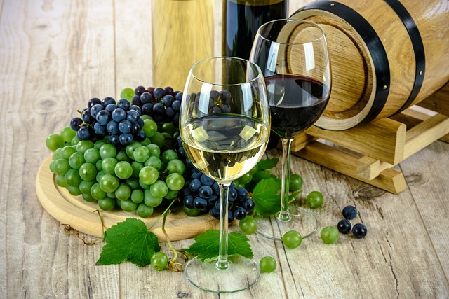 Jak vyprat červené víno: Profesionální postupy a doporučení