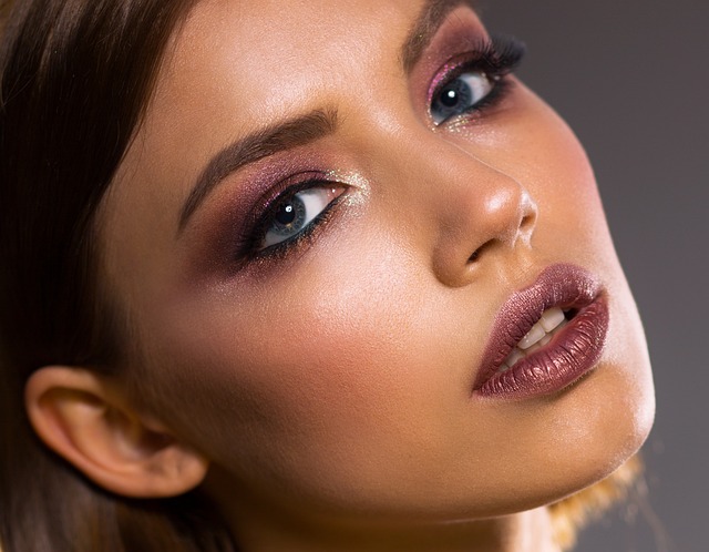 Účinné domácí prostředky na odstranění makeupu z oblečení: Návody od beauty expertů