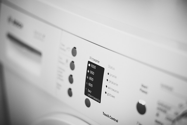 Návod k čištění pračky pro udržení čistého a svěžího prádla