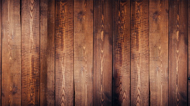 Ochrana proti oděrkám a škrábancům na dřevěné podlaze