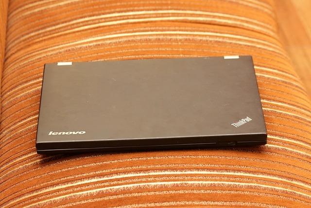 Jak ‍odstranit⁢ viditelné nečistoty z‌ klávesnice notebooku Lenovo
