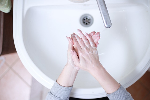 4. Chytře s úklidem v koupelně: Tipy pro snadnou odstraňování vodního kamene a zabránění zápachu