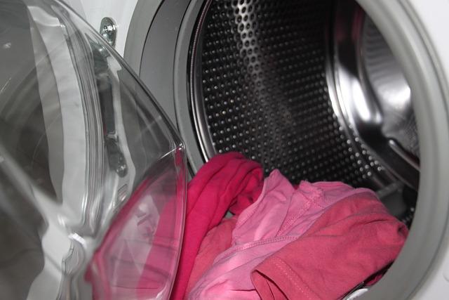 7. ​Důležitost pravidelného čištění vnějších částí pračky