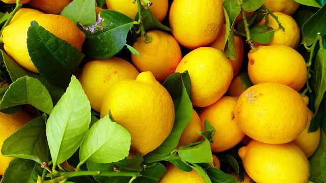 1. Přirozené domácí prostředky pro odstranění skvrn ze šatů: Objednané použití citronové šťávy⁢ a jednoduché postupy