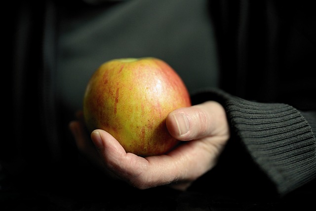 Jak odstranit smůlu z oblečení pomocí domácích prostředků