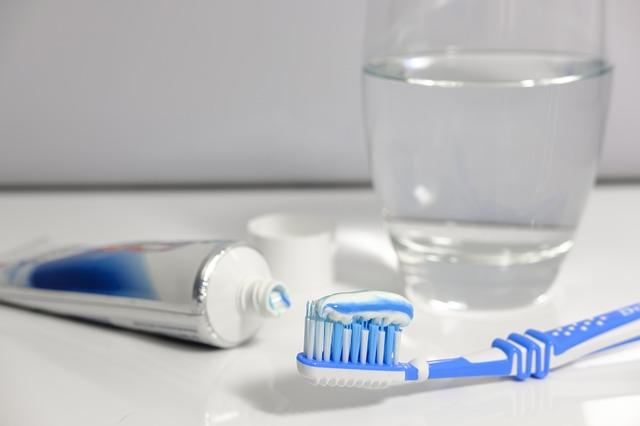 Jak si vyčistit zuby bez kartáčku: Rychlý návod